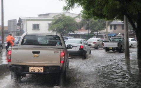Situación. Algunas 'piscinas' se formaron en diferentes arterias de la ciudad.