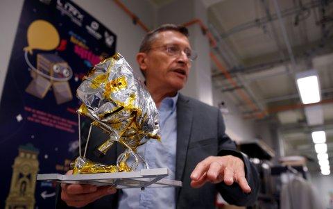 El doctor del laboratorio de instrumentación espacial (LINX) del Instituto de Ciencias Nucleares de la Universidad Nacional Autónoma de México (UNAM), Gustavo Medina Tanco, muestra otro mini robot.