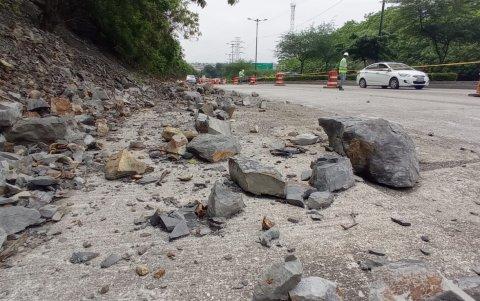 Ramas, además de piedras grandes y pequeños, se observó ayer sobre la acera aledaña al cerro.