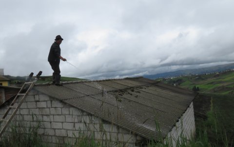 Acciones. Los comuneros intentan limpiar los techos para evitar la corrosión en el zinc.