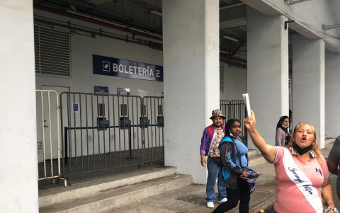 La venta de boletos para esta noche fue intensa en el estadio y alrededores.