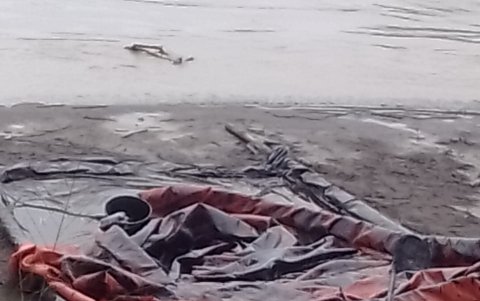 Comuneros de El Chaco denunciaron que Instrumentos utilizados para recoger el crudo del río Coca quedó abandonada este último domingo, Las 