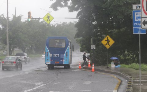 La falta de respeto a los paraderos de buses, otro de los problemas en la vía a la costa.