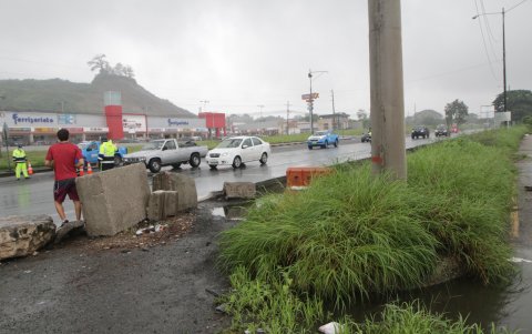 En algunos tramos de la vía hay obstáculos improvisados para impedir el paso de motorizados a las urbanizaciones.