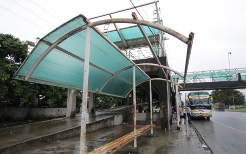 Otro de los problemas que adolece la vía, es la falta de pasos peatonales. El que está a la altura de Chongón se cae a pedazos.