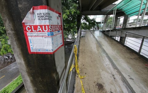 El Municipio clausuró el paso peatonal, pero algunos transeuntes se atreven a cruzarlo a pesar del peligro que existe.