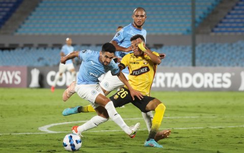José Álvarez (i) de Torque disputa el balón con Byron Castillo de Barcelona hoy, en un partido de la primera fase de Copa Libertadores entre Montevideo City Torque y Barcelona SC en el estadio Centenario en Montevideo (Uruguay).