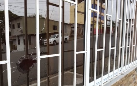 Los vidrios de una de las ventanas del inmueble quedaron en pie, pero con grandes orificios de bala.