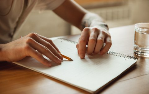 Puedes conmemorar a tu ser amado escribiéndole una carta.