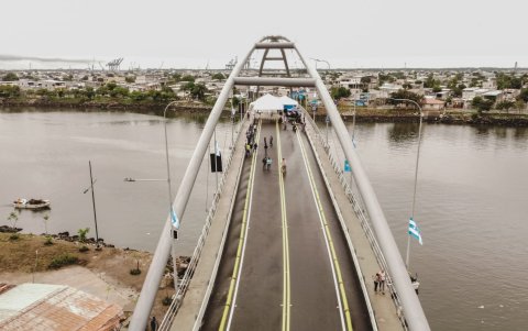 El puente también cuenta con ciclovía