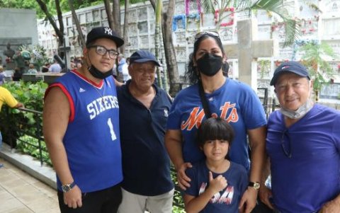 La familia Bastidas Carrasco se lleva a la ‘Yoni’ el recuerdo de haber estado en este homenaje a su ídolo musical.