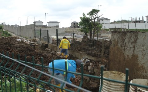 Cuadrillas de obreros del Municipio de Daule y de la urbanización Vistana colocan tuberías de aguas lluvias de mayor diámetro.