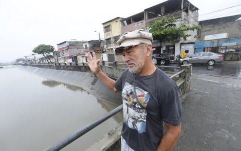 En ciudadelas como Mucho Lote y Las Orquídeas, los habitantes dicen no poder soportar la cantidad de mosquitos que hay en las zanjas y parques.