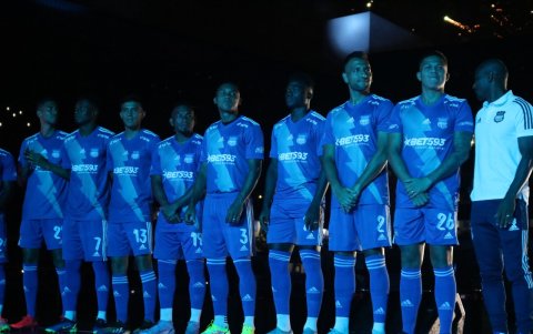 En medio de un colorido juego de luces y con la música de la banda de la Boca del Pozo, la plantilla desfiló por la tarima en el centro del campo, en 2022.