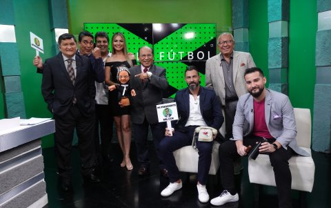 Parte de la banda de Esto es fútbol de Marca 90: Wachito Sánchez, Diego Arcos, Pocho Borbor, Nadia Manosalvas, Ufredo Borbor, Esteban Dreer, Carlos Víctor Morales y Carlos Gálvez.