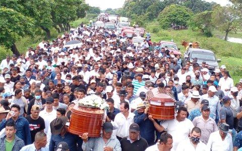 Un multitudinario cortejo fúnebre protagonizaron los habitantes del recinto El Quemado y zonas aledañas.