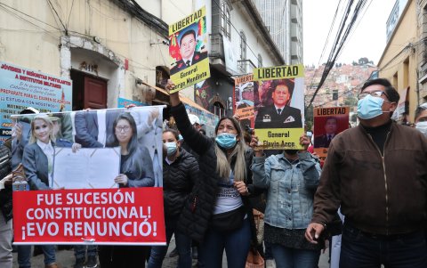 Carolina Ribera (c), hija de la expresidenta interina de Bolivia, Jeanine Áñez, participa de un plantón frente al Tribunal Primero de Sentencia Anticorrupción