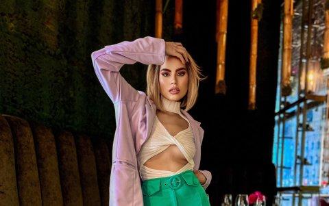 Sensual. Jugar con distintos colores es el secreto para que los looks no se sientan aburridos. Este combina morado, el color del año, y blanco, que es un must que siempre demuestra elegancia. El llamativo color del pantalón hace que se pueda usar para un evento coctel en la noche.