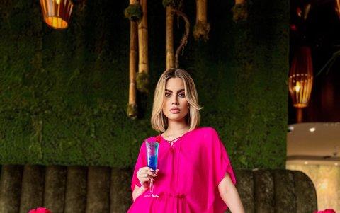 Romántico. El amor es el protagonista de este outfit que resulta ideal para una cena o cita romántica. Las medias del mismo tono rosado que el vestido le agregan al look un aire más dulce y femenino, pero a la vez atrevido. Además, viene perfecto para la onda tropical y playera de estos meses.