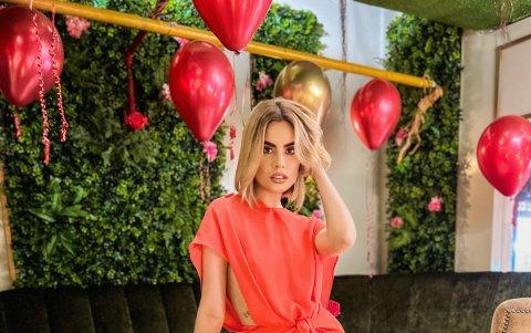 Cosmopolita. El rojo, en cualquiera de sus increíbles tonalidades, siempre es sinónimo de sofisticación y no falla a la hora de celebrar el amor y la amistad. Esta opción es perfecta para una cena entre amigos, los sneakers blancos lo hacen mucho más relajado.