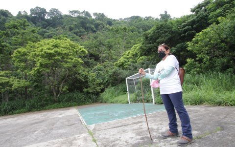 Hecho. Patricia Amores en cerro Paraíso, uno de los pulmones naturales del lugar.