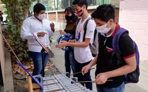 Artístico. Niños y jóvenes estudian música académica.
