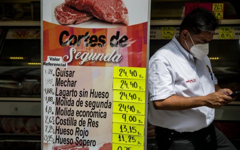 letreros con indicadores de precios de alimentos de un local comercial, el 7 de febrero de 2022, en Caracas (Venezuela)