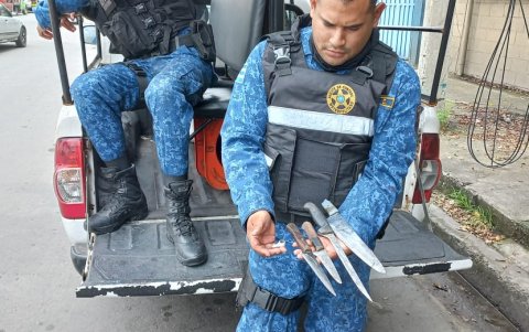 Los uniformados muestran los cuchillos decomisados a quienes se escondían en el puente.