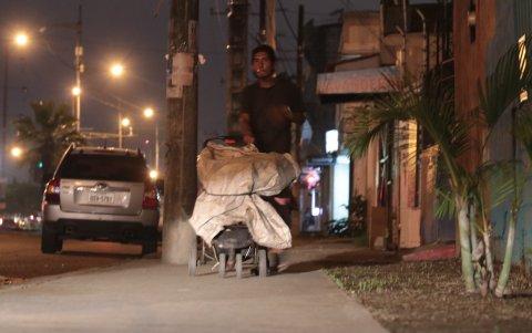 Los moradores de Los Rosales señalan que con la oscuridad llegó también el temor a ser asaltados.