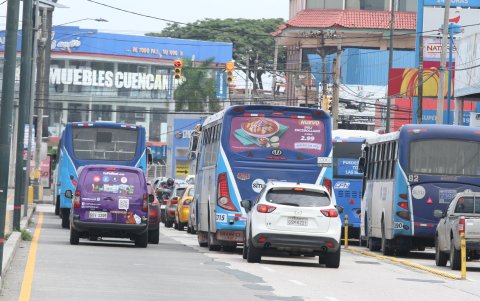 Irrespeto. Se creen los dueños de la vía. En la imagen, ocupan todos los carriles.