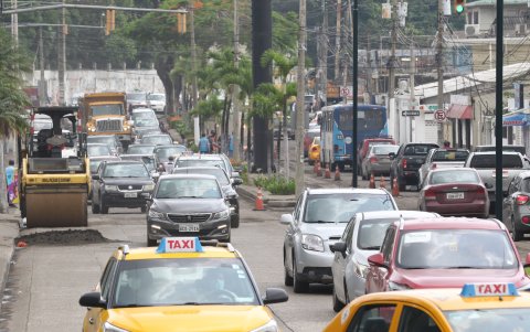 Congestión. El tráfico se intensificó al ingreso de la ciudadela Urdesa. 