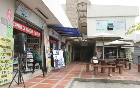 Expectativa. Los negocios vacíos de la plazoleta esperan que la situación mejore pronto.