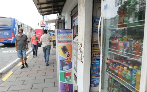 Novedades. Desde fotocopiados hasta gaseosas ofrecen los negocios a los compradores.