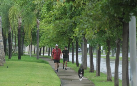 Recreación. Algunos residentes realizan sus actividades deportivas en las vías internas.