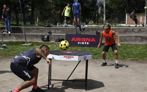 Por ahora se lo juega al aire libre, pero en torneos oficiales se usan paredes.