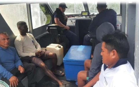 Embarcación. Los cuatro tripulantes están a buen recaudo.