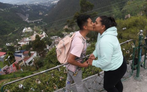 Guápulo. En el mirador, las parejas colocan candados