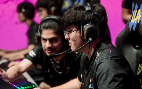 Fotografía cedida por Riot Games en la que se registró a un par de jugadores de LoL del equipo Rainbow7