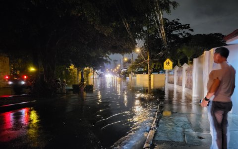 La escena común y la que reclama la ciudadanía, que las calles del norte de la ciudad, se llenen de agua rápidamente por la lluvia