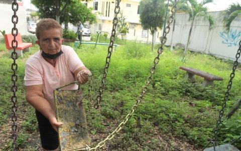 María Sánchez muestra un columpio oxidado que está en el parque de la manzana 26 de la XIII etapa de la Alborada, donde ella reside.