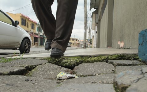 Los adoquines de varias manzanas de la Alborada están hundidos o levantados y se convierten en un peligro para los peatones.