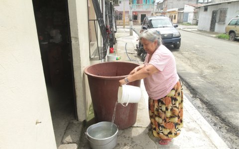 Personas de todas las edades tuvieron que salir a llenar su recipiente para agua