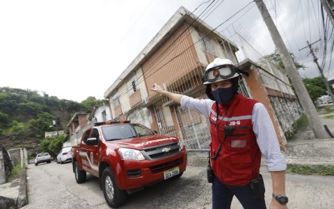 Personal. Personal del Cuerpo de Bomberos llegó al sitio.