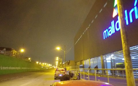 La parte de atrás de un centro comercial también tiene luz