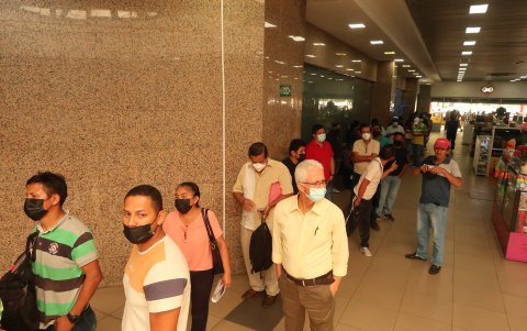 Escenario. En las últimas semanas, largas filas se registran hasta pasado el mediodía en el sitio.