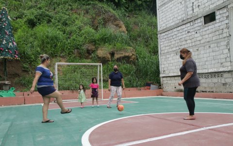 En la cancha de indor han caído pequeñas rocas que han puesto en peligro a los niños