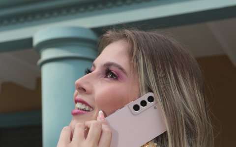 El Galaxy S22, modelo base, tiene cristal mate en su parte trasera.