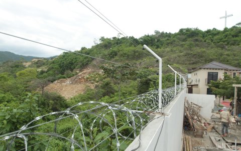 En Bosques de la Costa se excava de manera antitécnica la base del macizo rocoso.