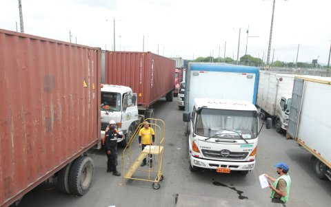 Trámite.- Senae anunció que el registro sería manual, pero ayer a las 15:00 no empezaba todavía, lo que atrasó los envíos de las exportaciones ecuatorianas.
