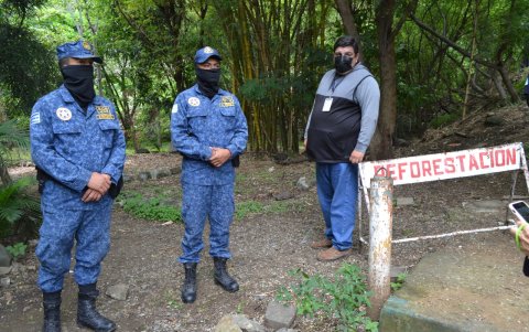 En el sitio están prohibidas las caminatas por el sendero.